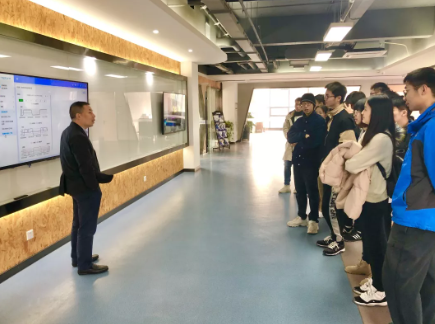 河海大學(xué)機電工程學(xué)院機械工程大三學(xué)生參觀常州固高智能